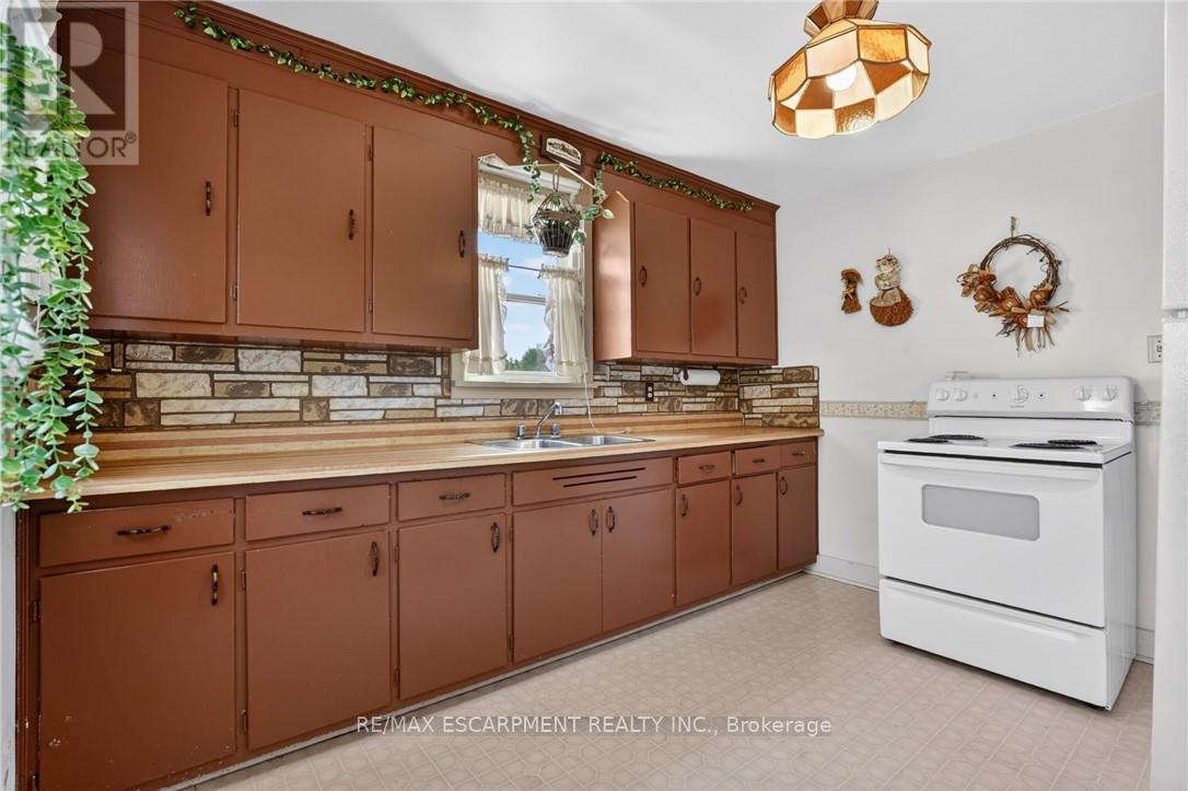 2883 South Grimsby Rd 10, Grimsby, ON - Indoor Photo Showing Kitchen With Double Sink