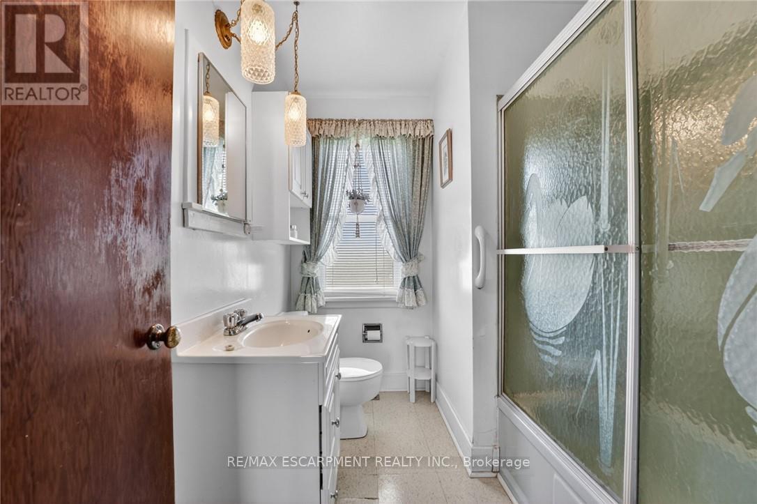 2883 South Grimsby Rd 10, Grimsby, ON - Indoor Photo Showing Bathroom