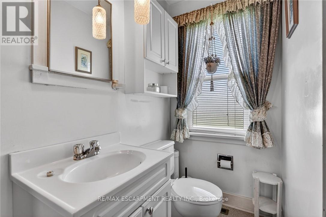 2883 South Grimsby Rd 10, Grimsby, ON - Indoor Photo Showing Bathroom