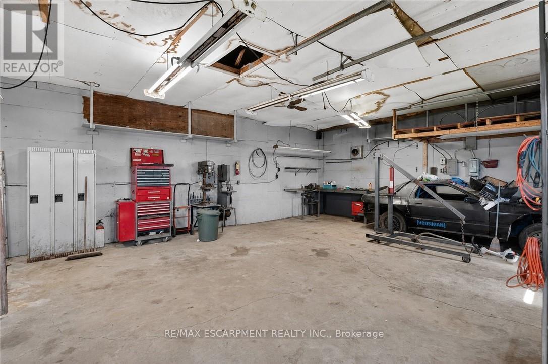 2883 South Grimsby Rd 10, Grimsby, ON - Indoor Photo Showing Garage
