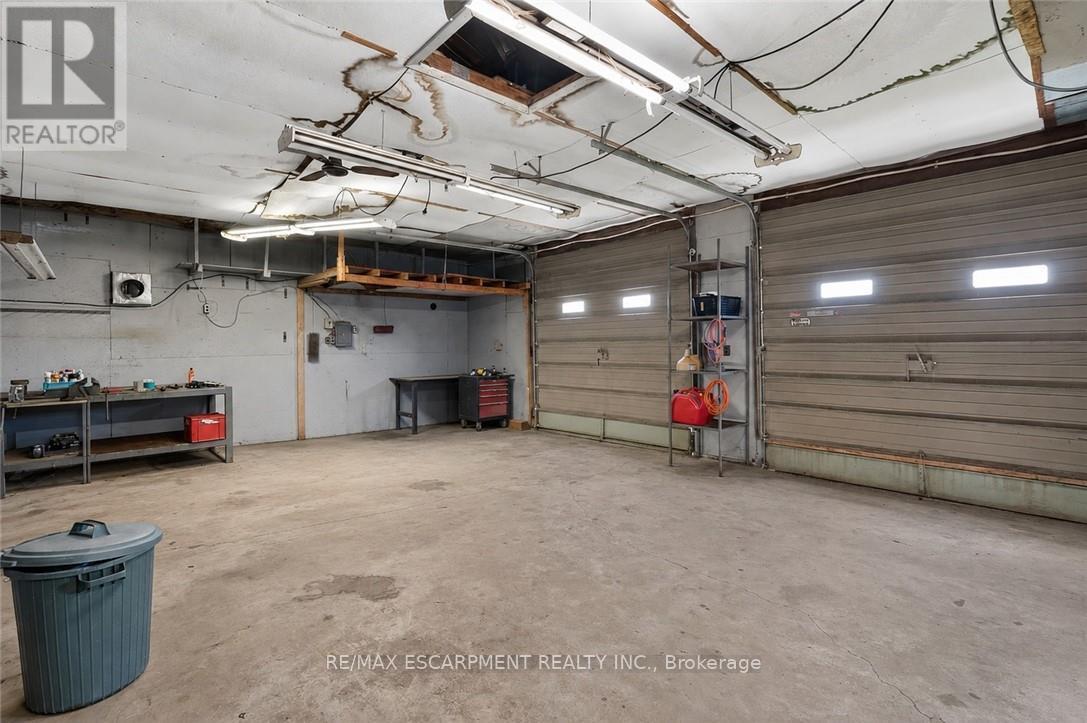 2883 South Grimsby Rd 10, Grimsby, ON - Indoor Photo Showing Garage