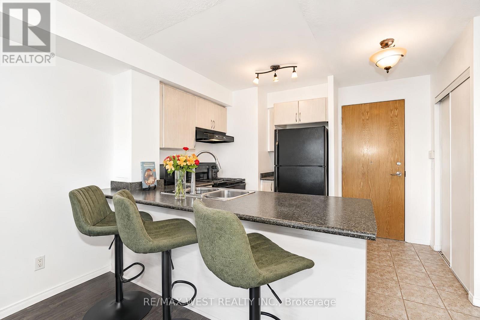 216 - 340 Watson Street W, Whitby, ON