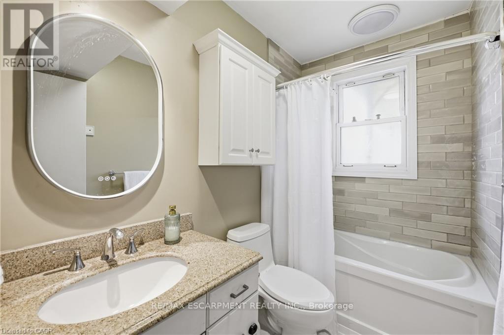 2074 Churchill Avenue, Burlington, ON - Indoor Photo Showing Bathroom