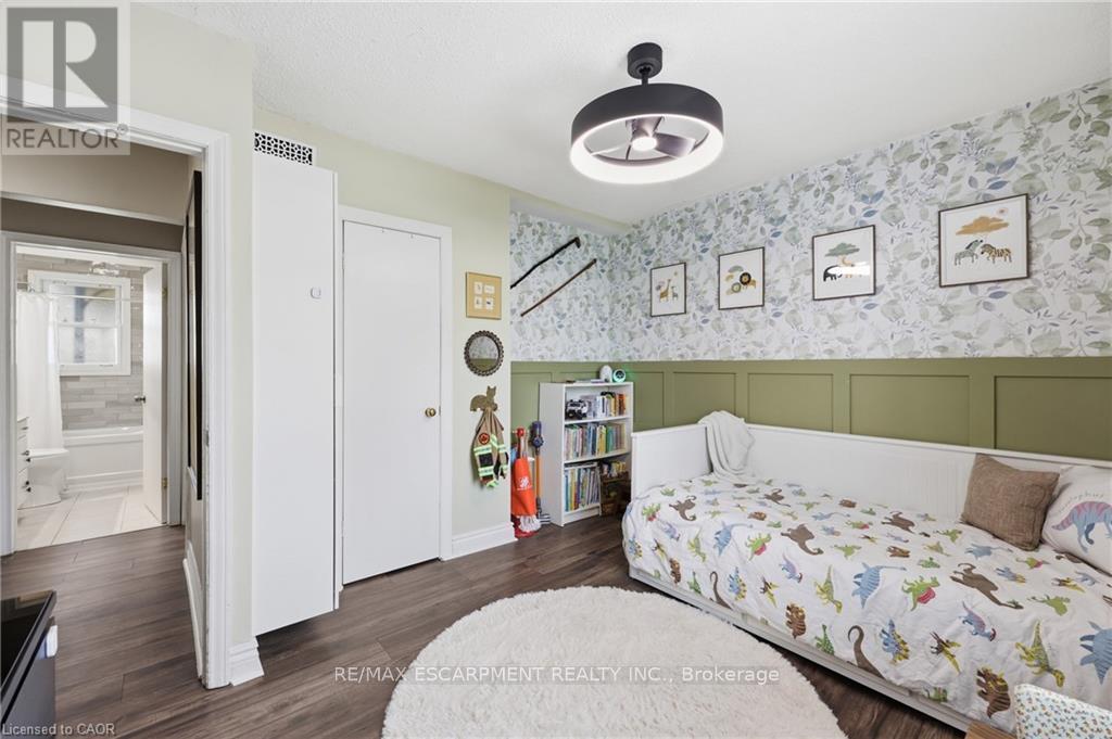 2074 Churchill Avenue, Burlington, ON - Indoor Photo Showing Bedroom