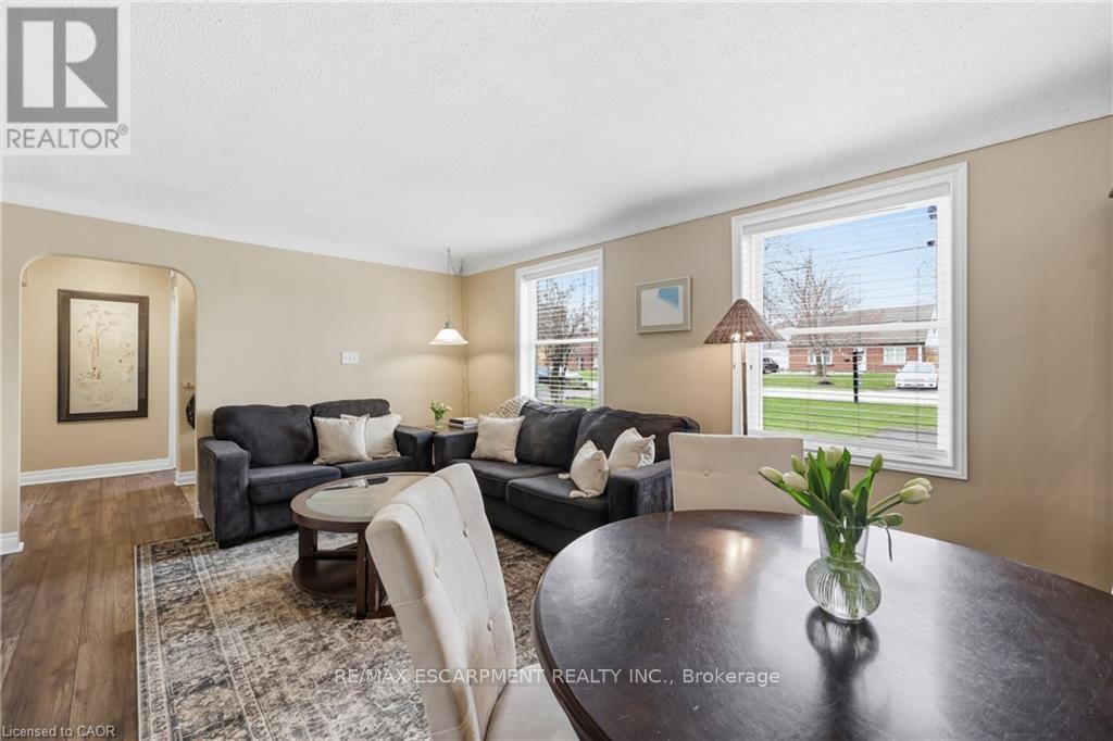 2074 Churchill Avenue, Burlington, ON - Indoor