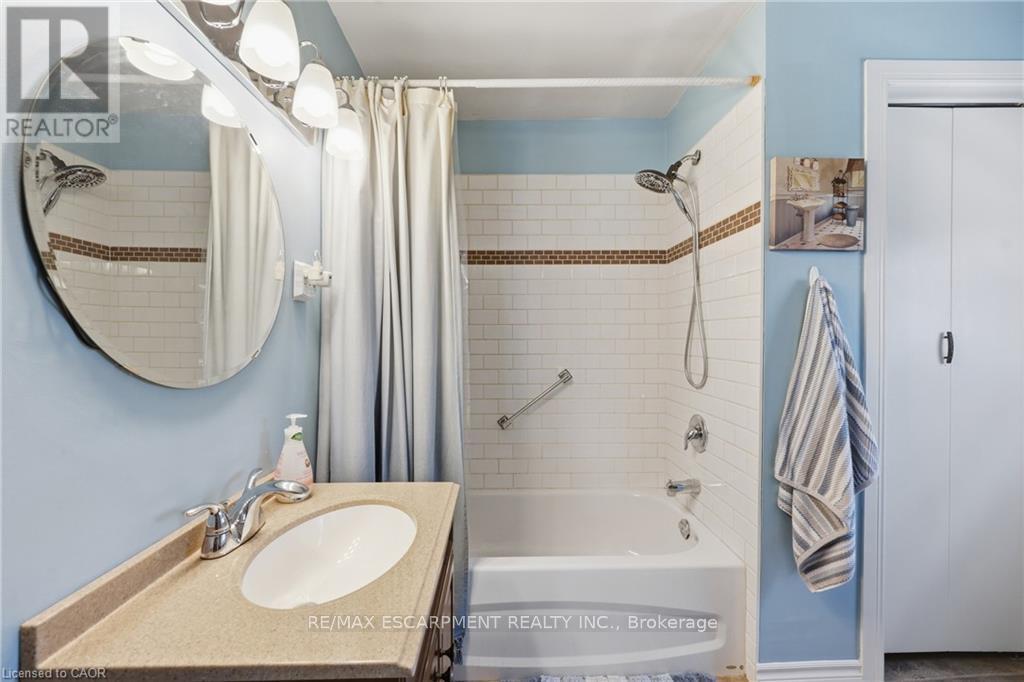 2074 Churchill Avenue, Burlington, ON - Indoor Photo Showing Bathroom