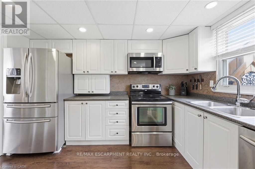 2074 Churchill Avenue, Burlington, ON - Indoor Photo Showing Kitchen With Double Sink With Upgraded Kitchen