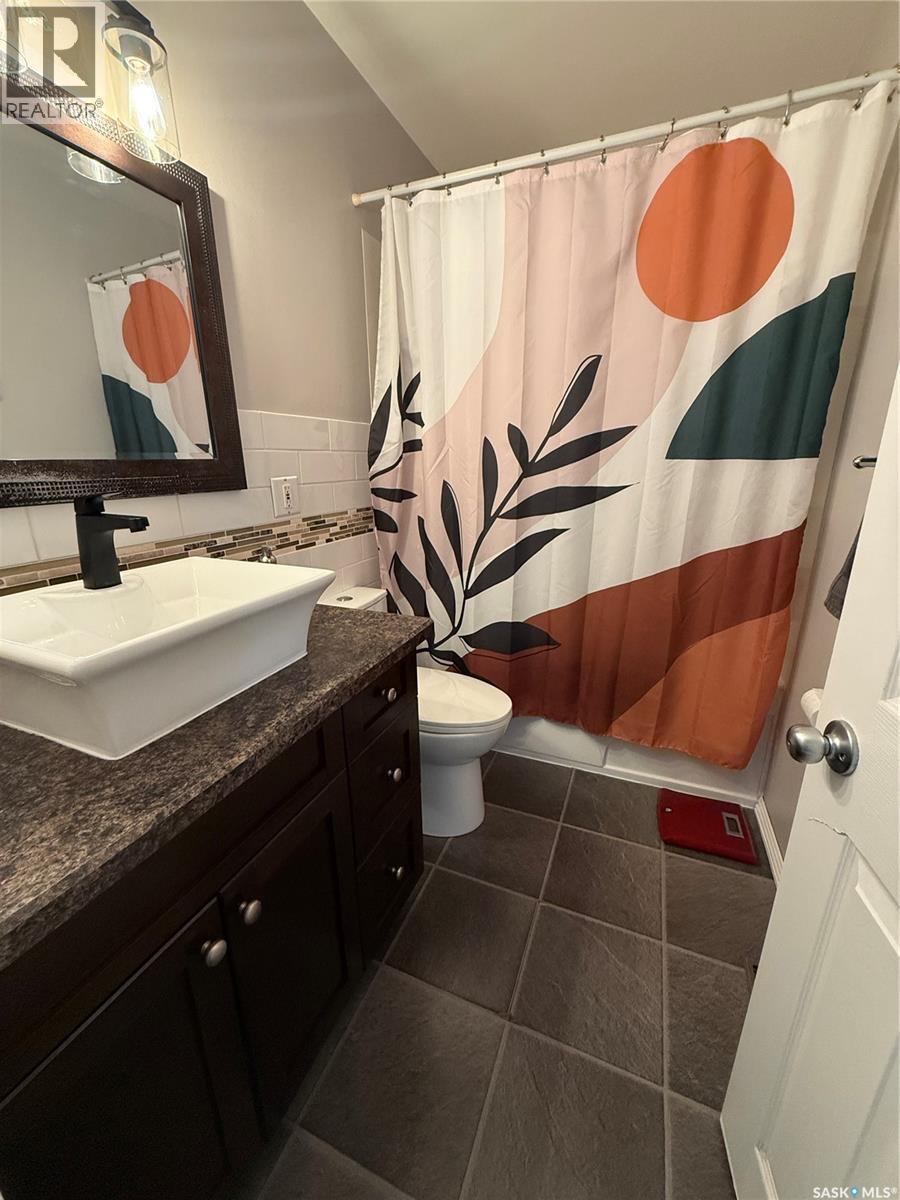 1920 Dyer Road, Estevan, SK - Indoor Photo Showing Bathroom