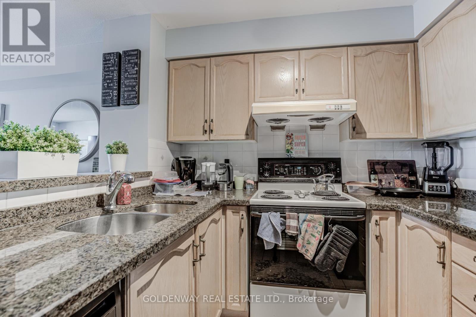 402 - 18 Pemberton Avenue, Toronto, ON - Indoor Photo Showing Kitchen With Double Sink