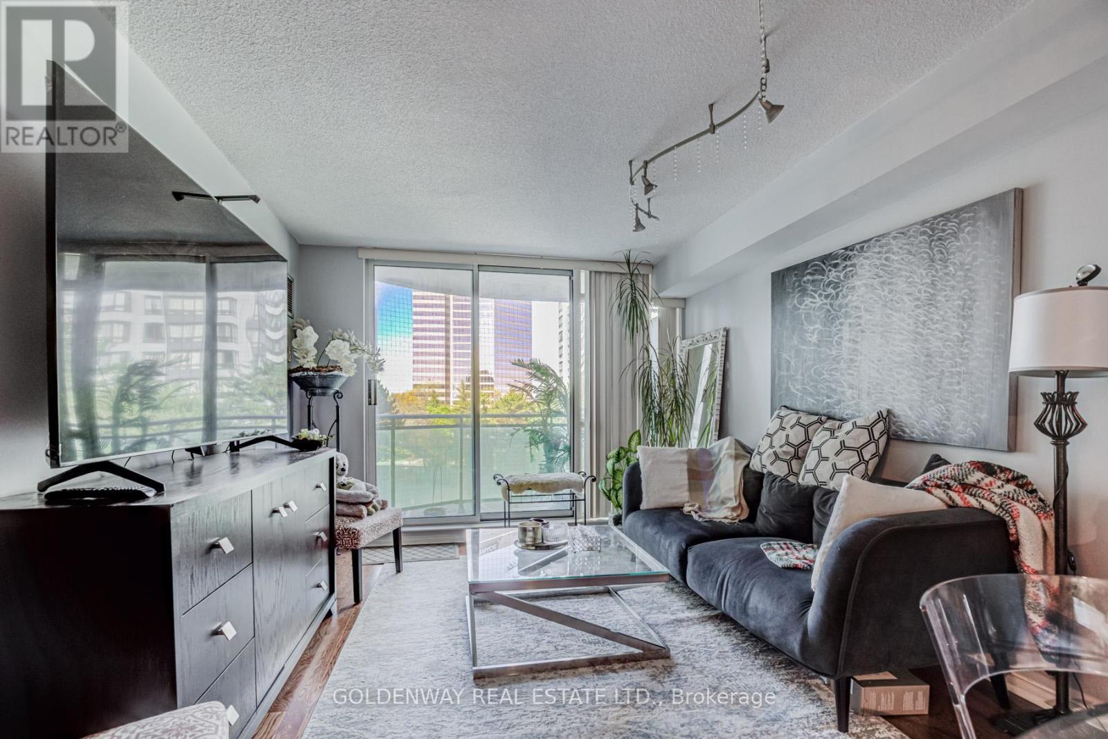 402 - 18 Pemberton Avenue, Toronto, ON - Indoor Photo Showing Living Room