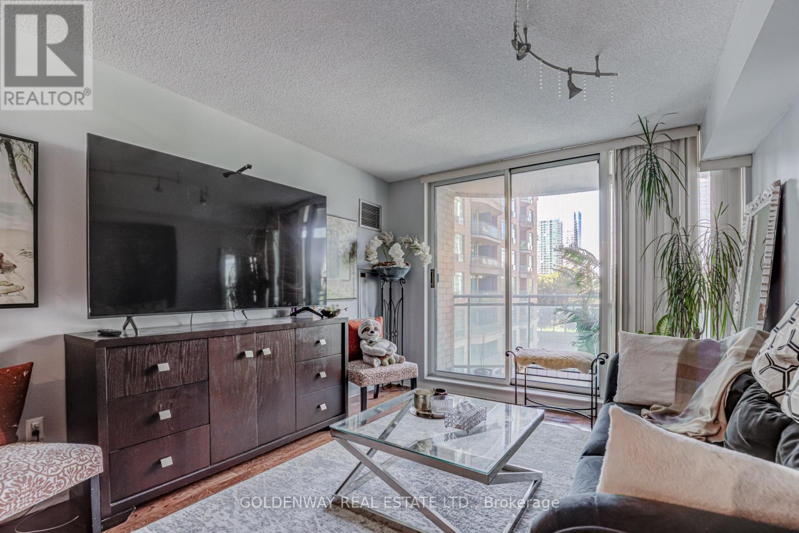 402 - 18 Pemberton Avenue, Toronto, ON - Indoor Photo Showing Living Room