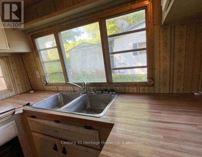 5 Hillcrest - 596101 Oxford 59 Highway, East Zorra-Tavistock (Hidden Valley), ON - Indoor Photo Showing Kitchen With Double Sink