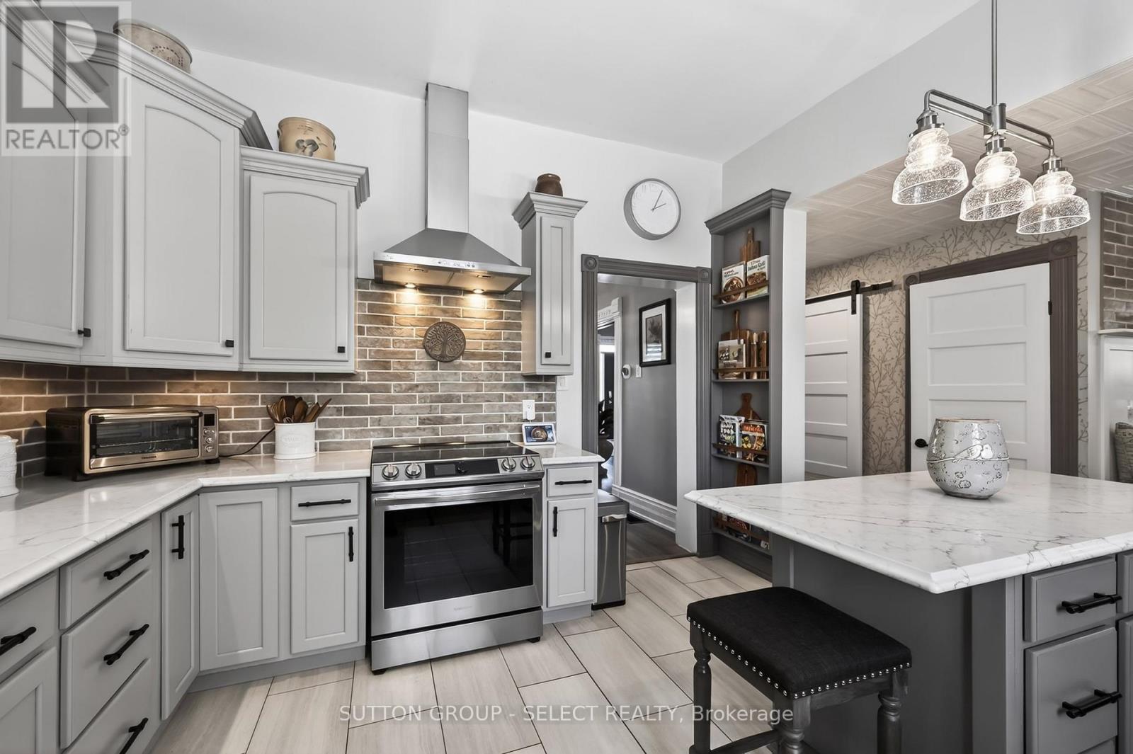 28 Wellington Street, St. Thomas, ON - Indoor Photo Showing Kitchen With Upgraded Kitchen