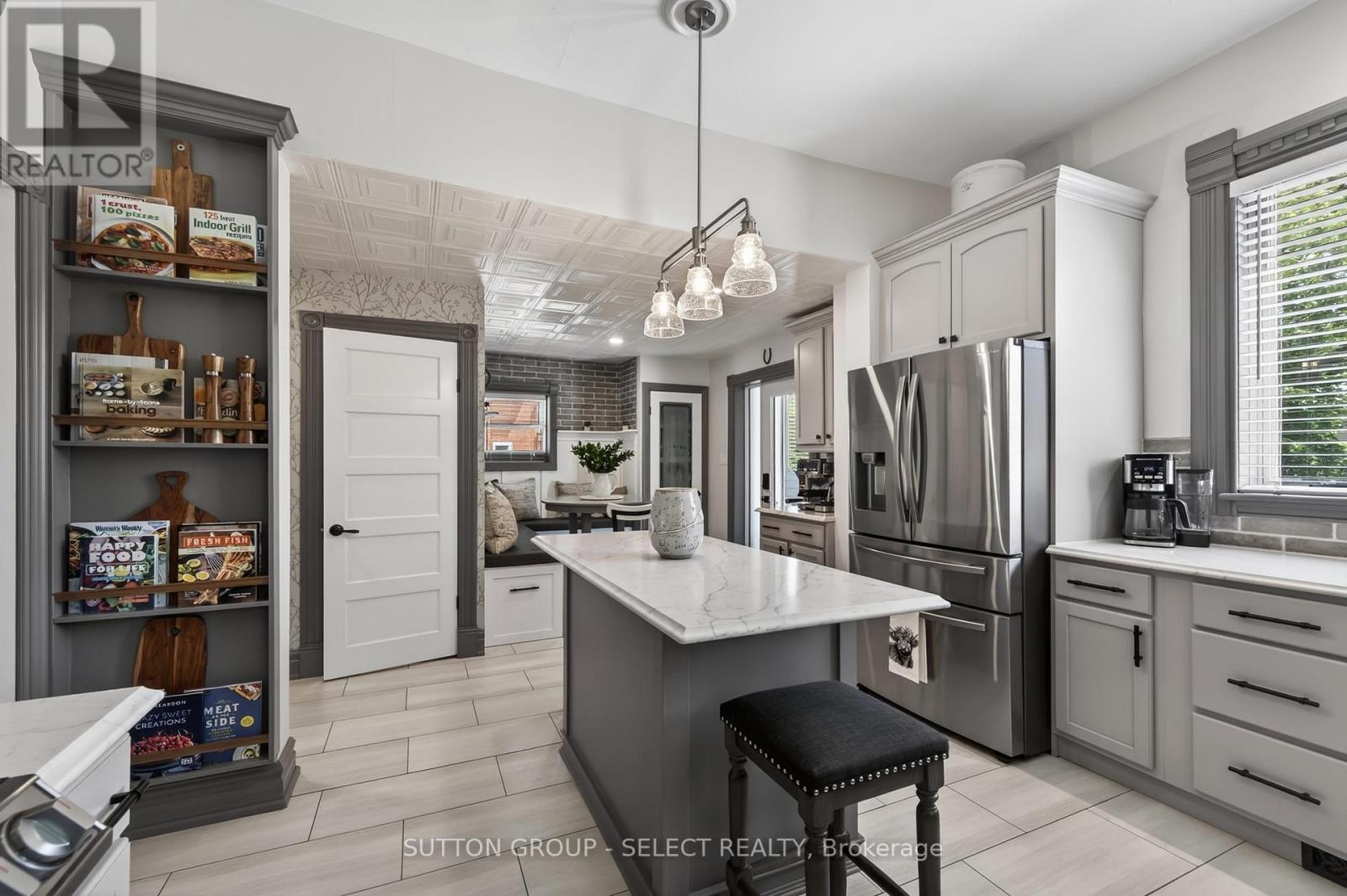 28 Wellington Street, St. Thomas, ON - Indoor Photo Showing Kitchen With Upgraded Kitchen
