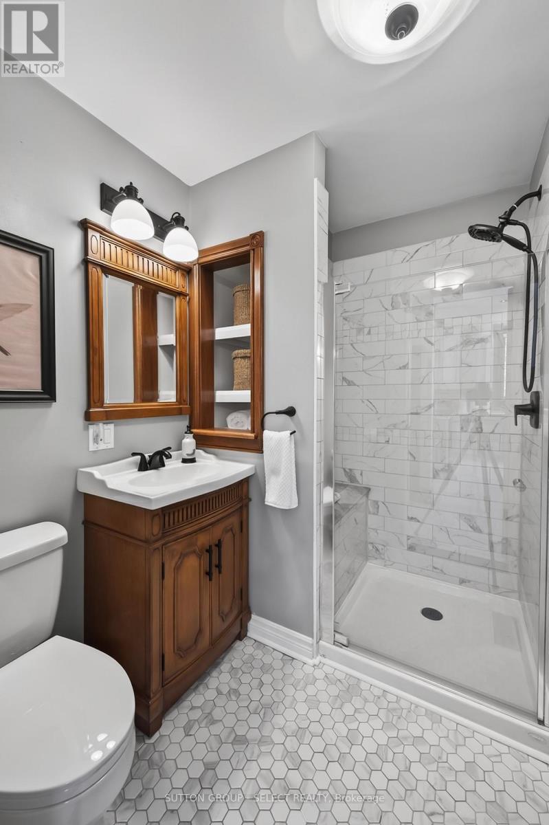 28 Wellington Street, St. Thomas, ON - Indoor Photo Showing Bathroom