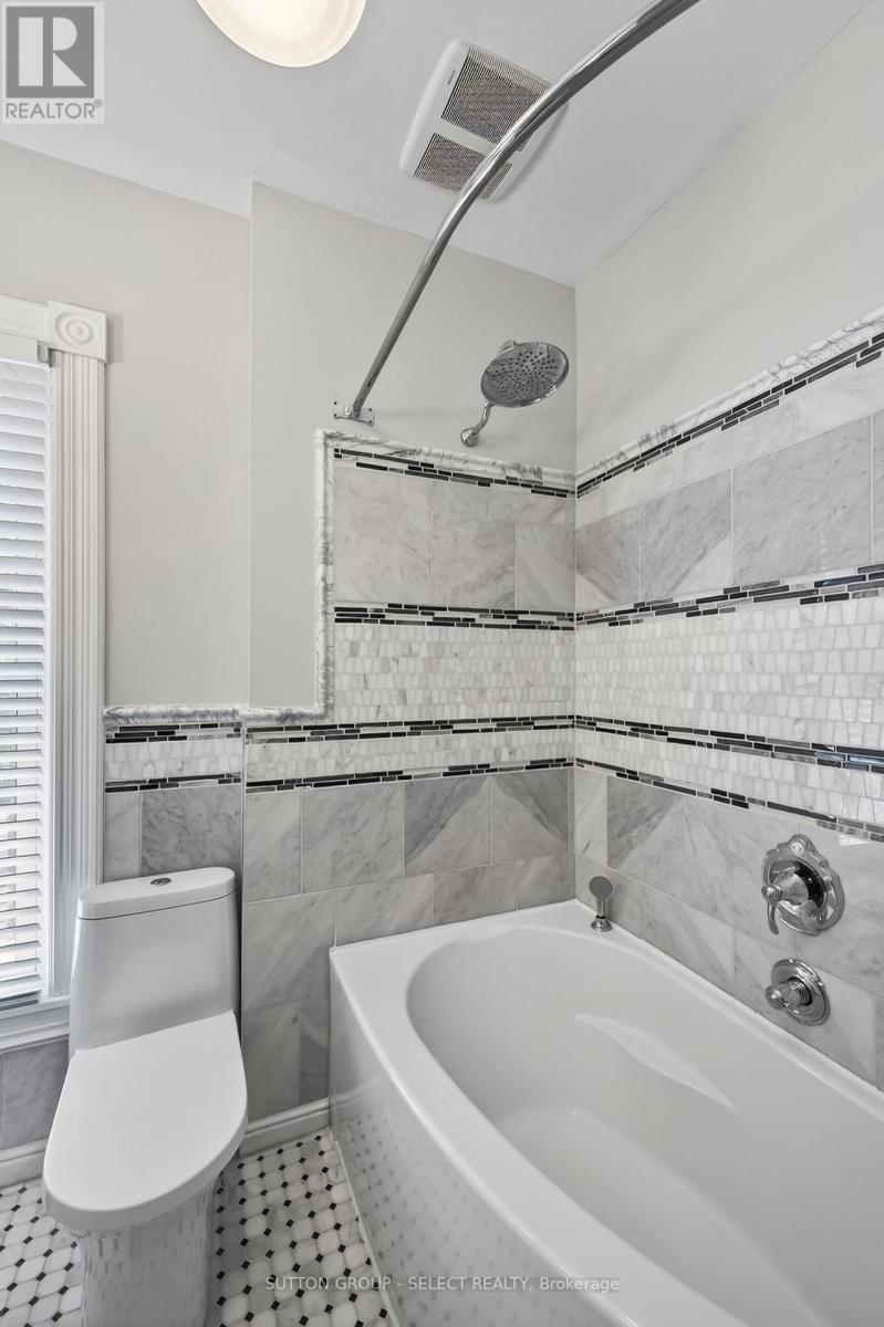 28 Wellington Street, St. Thomas, ON - Indoor Photo Showing Bathroom