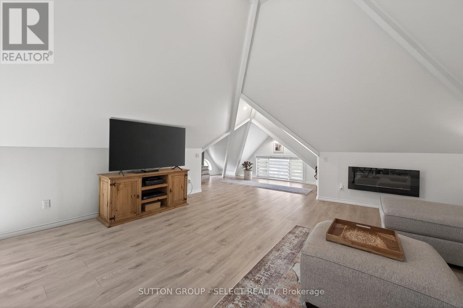 28 Wellington Street, St. Thomas, ON - Indoor With Fireplace