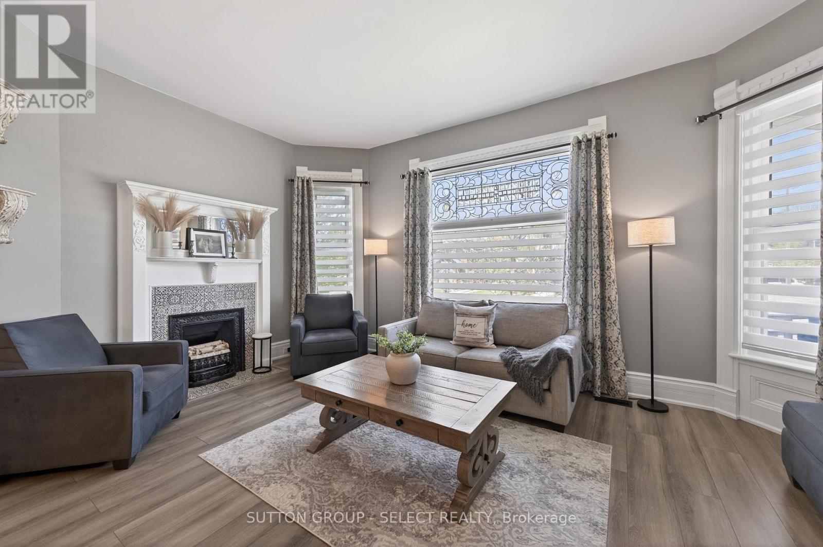 28 Wellington Street, St. Thomas, ON - Indoor Photo Showing Living Room With Fireplace