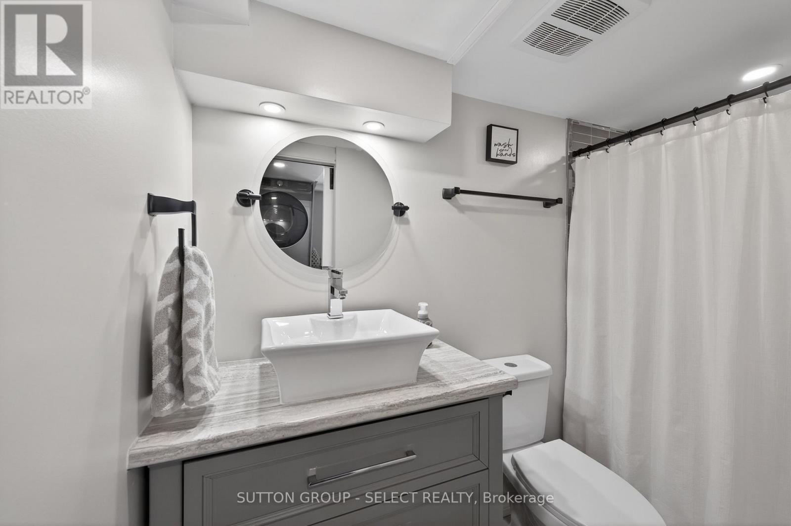 28 Wellington Street, St. Thomas, ON - Indoor Photo Showing Bathroom