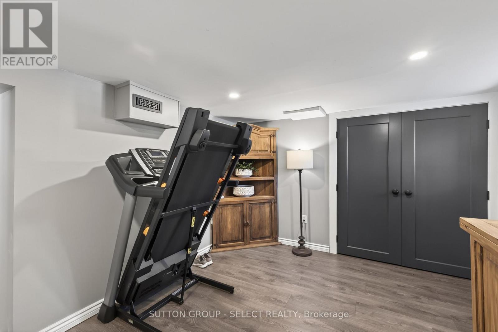 28 Wellington Street, St. Thomas, ON - Indoor Photo Showing Gym Room