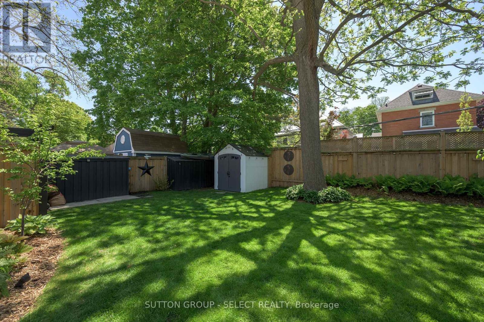28 Wellington Street, St. Thomas, ON - Outdoor With Backyard