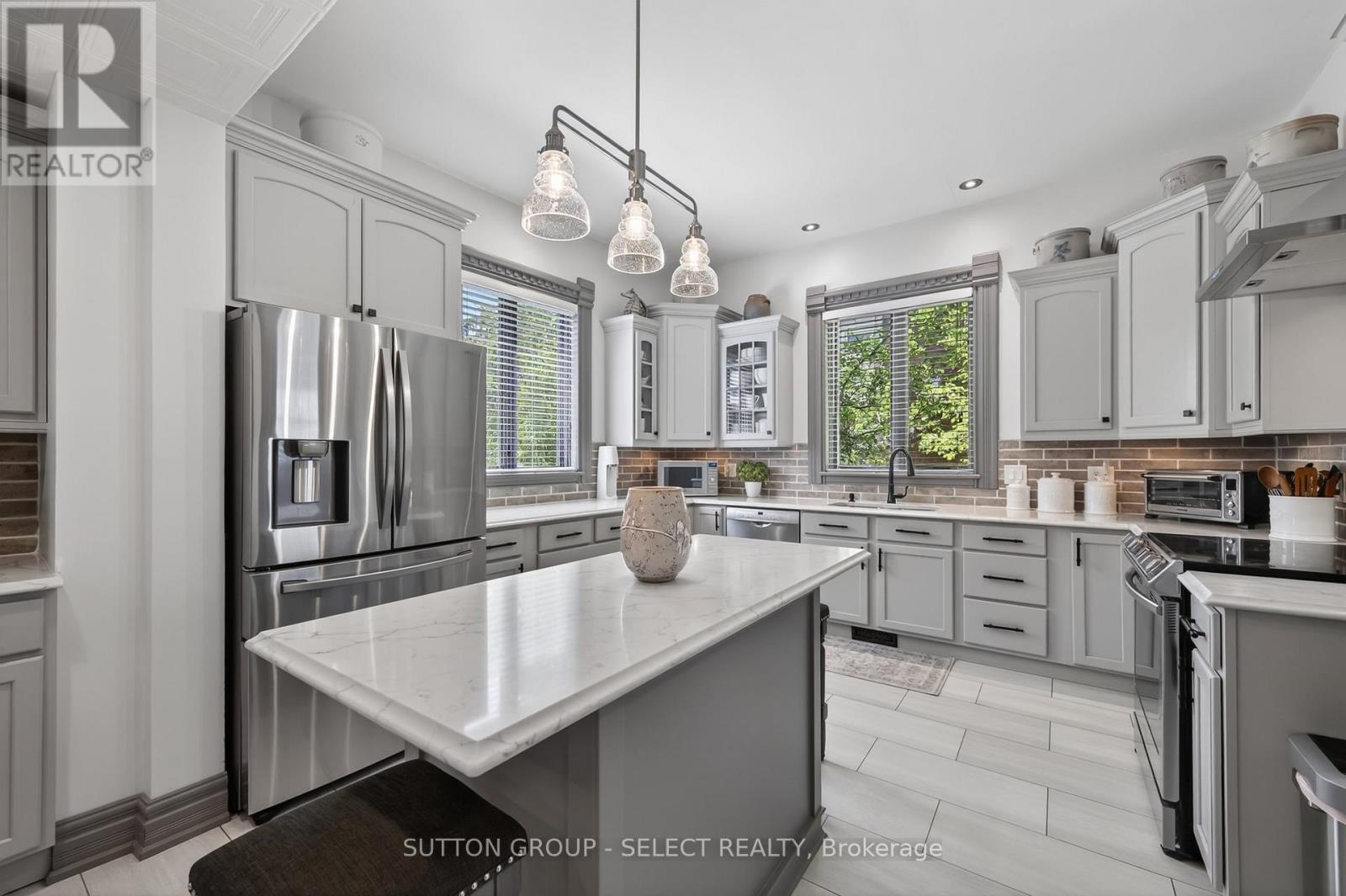 28 Wellington Street, St. Thomas, ON - Indoor Photo Showing Kitchen With Upgraded Kitchen