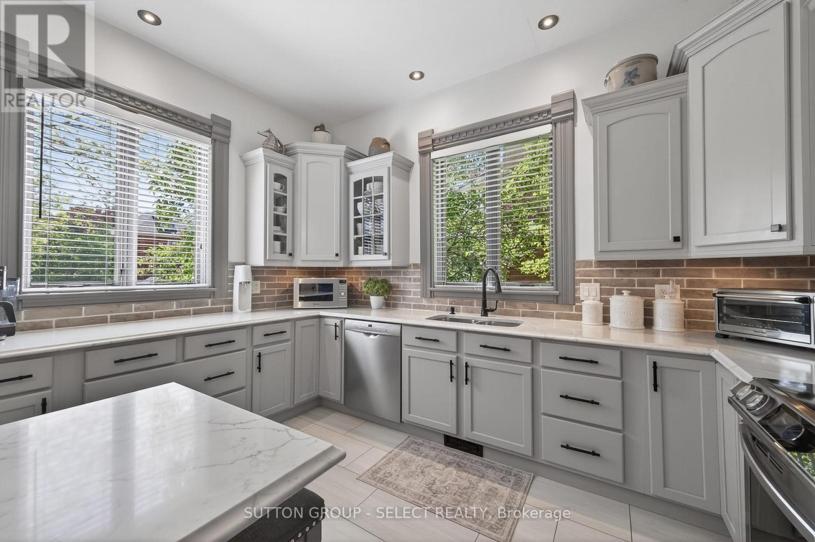 28 Wellington Street, St. Thomas, ON - Indoor Photo Showing Kitchen With Double Sink With Upgraded Kitchen