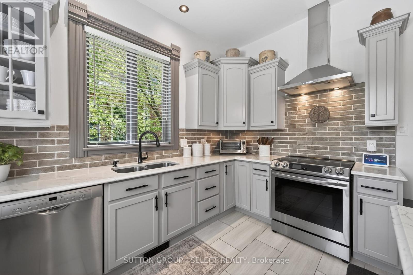 28 Wellington Street, St. Thomas, ON - Indoor Photo Showing Kitchen With Double Sink With Upgraded Kitchen