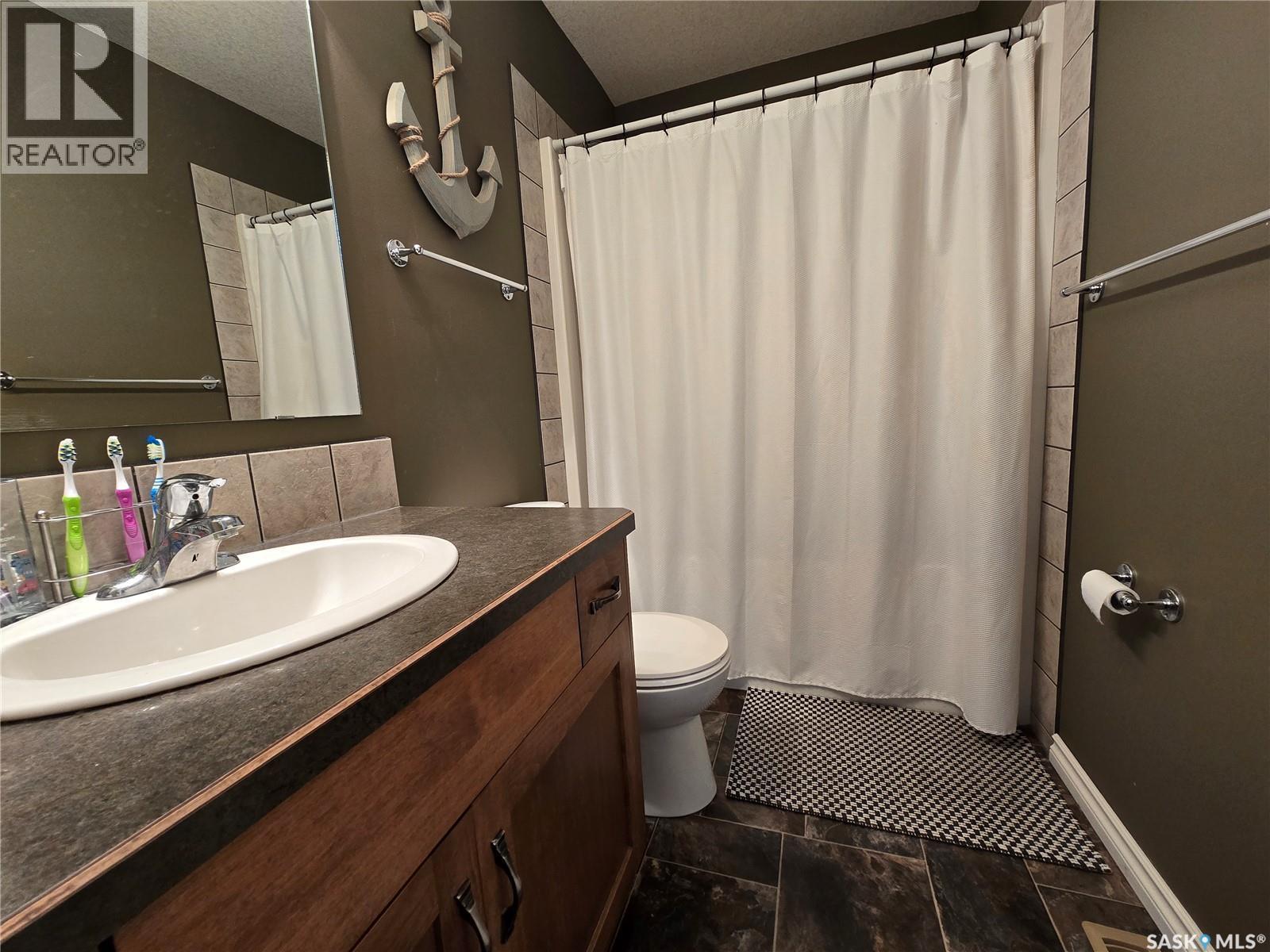 610 Barber Crescent, Weyburn, SK - Indoor Photo Showing Bathroom