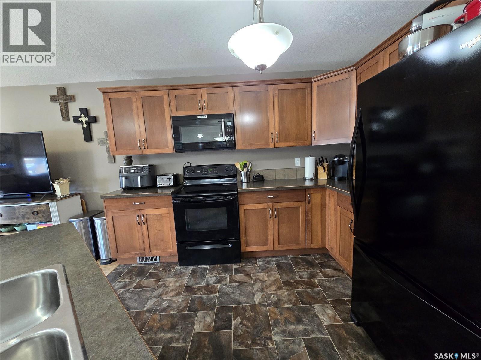610 Barber Crescent, Weyburn, SK - Indoor Photo Showing Kitchen