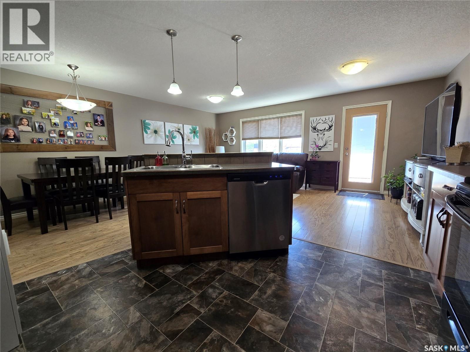 610 Barber Crescent, Weyburn, SK - Indoor