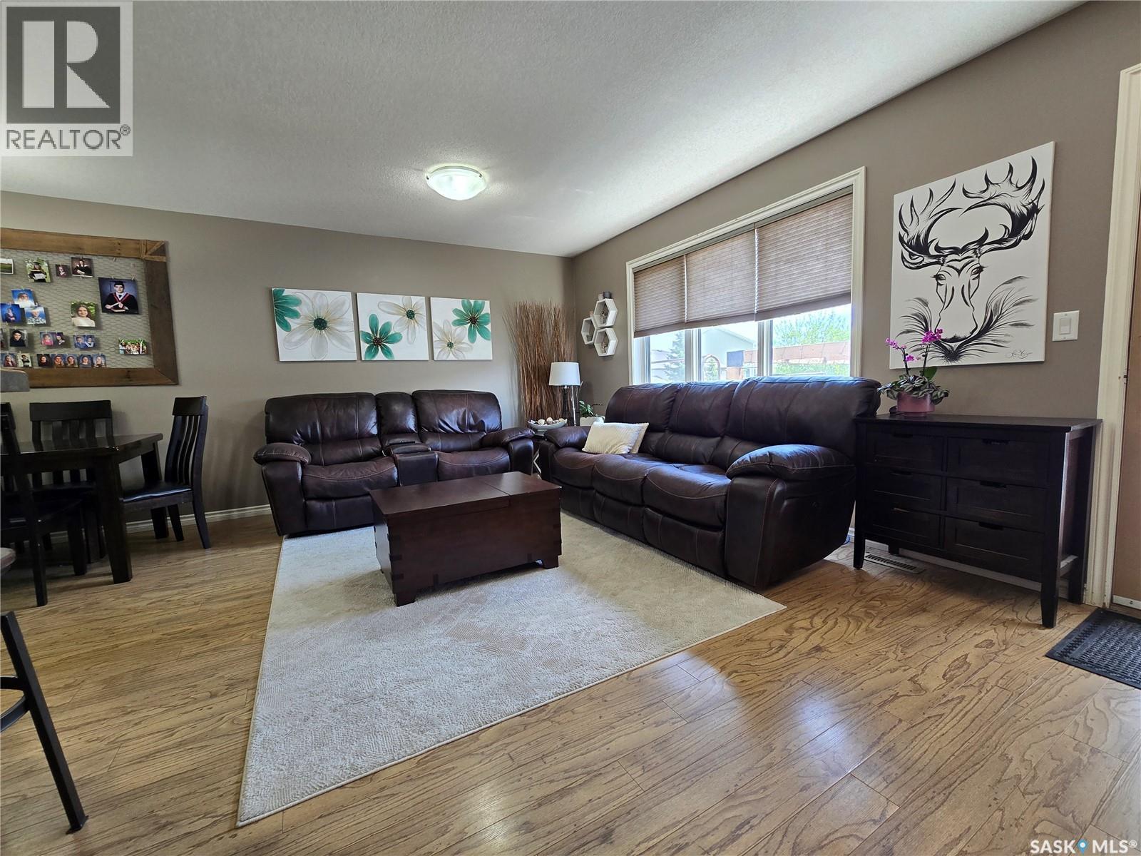 610 Barber Crescent, Weyburn, SK - Indoor Photo Showing Living Room