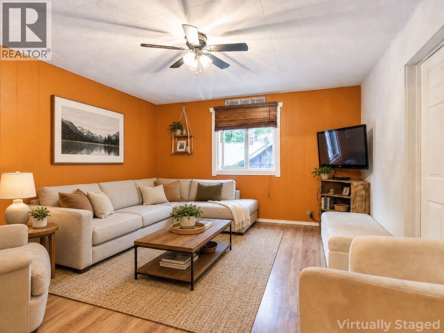 7310 51 Street Ne, Salmon Arm, BC - Indoor Photo Showing Living Room