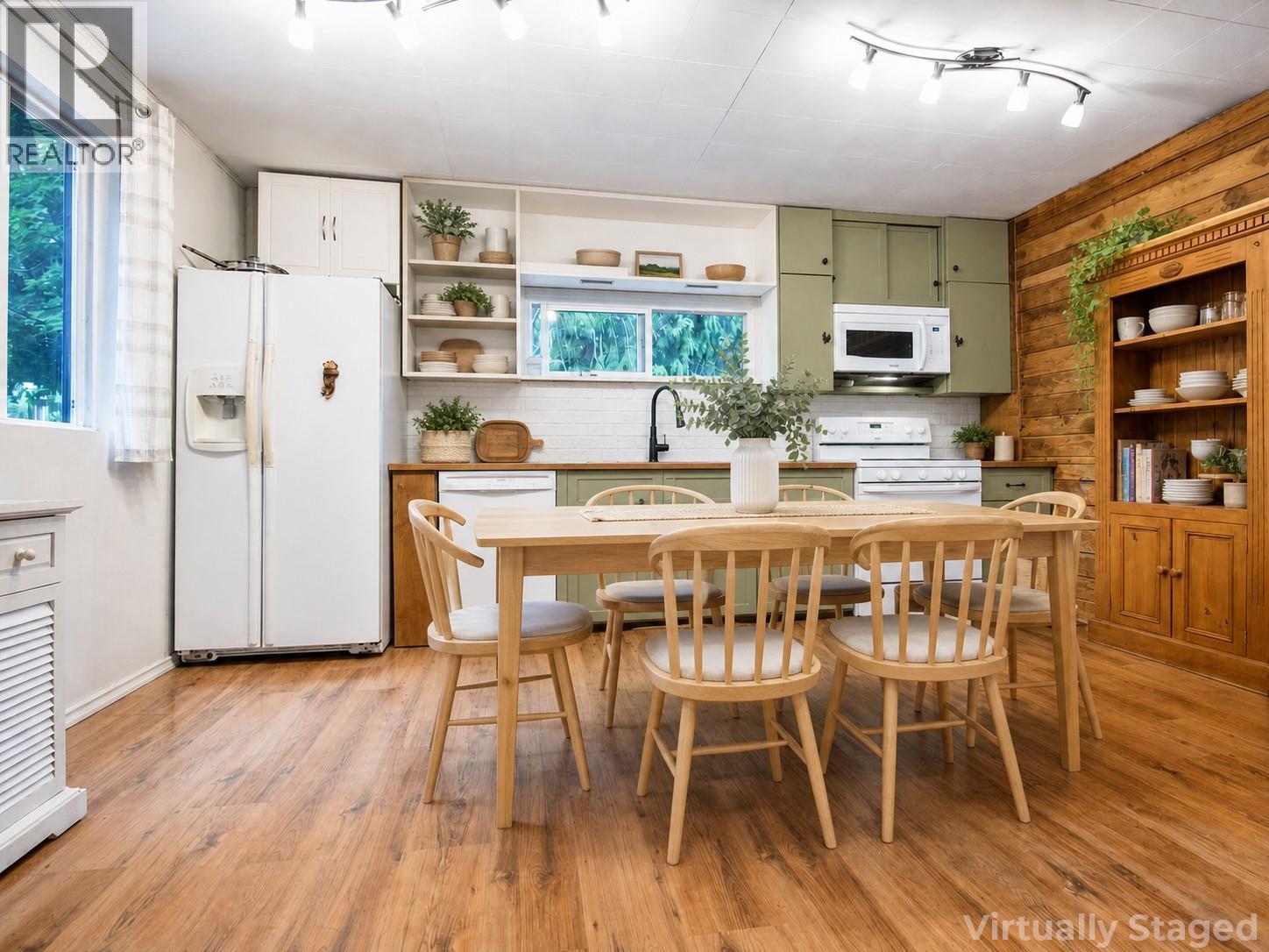 7310 51 Street Ne, Salmon Arm, BC - Indoor Photo Showing Dining Room