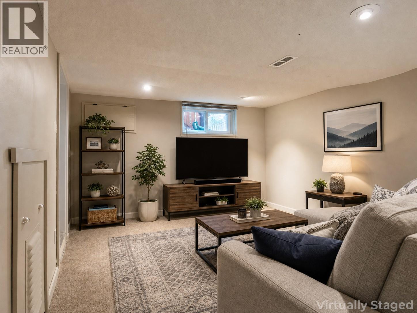 7310 51 Street Ne, Salmon Arm, BC - Indoor Photo Showing Living Room