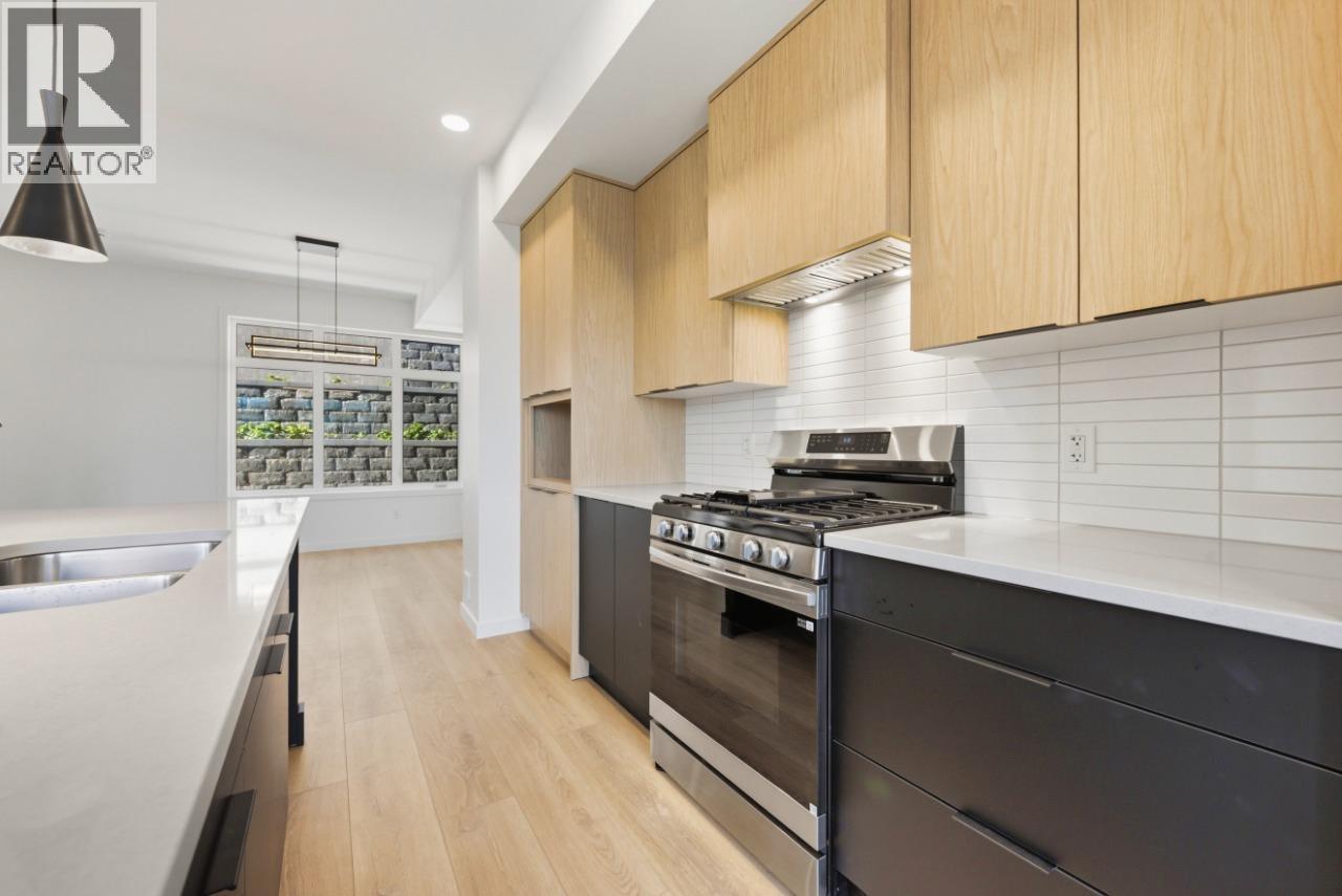 7599 Klinger Road Unit# 18, Okanagan Landing, BC - Indoor Photo Showing Kitchen With Upgraded Kitchen