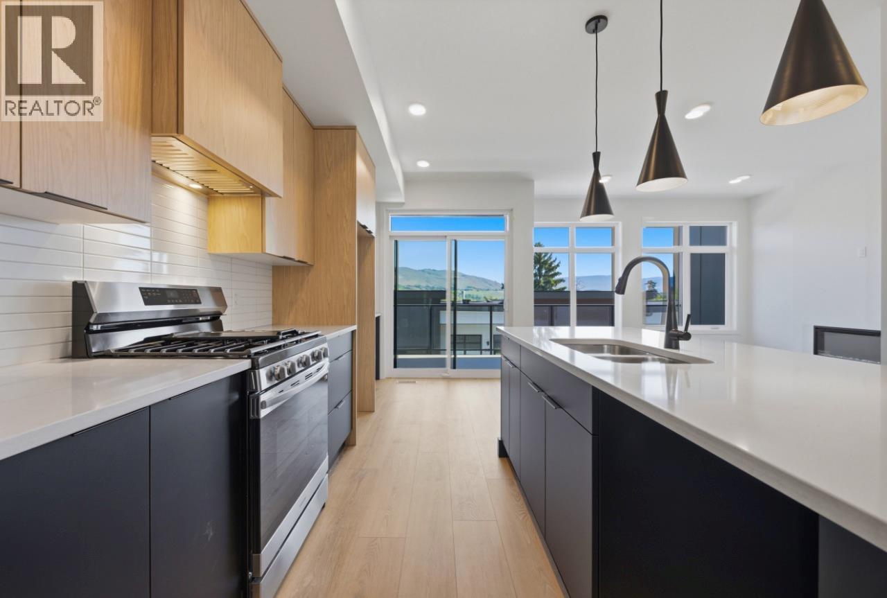 7599 Klinger Road Unit# 18, Okanagan Landing, BC - Indoor Photo Showing Kitchen With Double Sink With Upgraded Kitchen