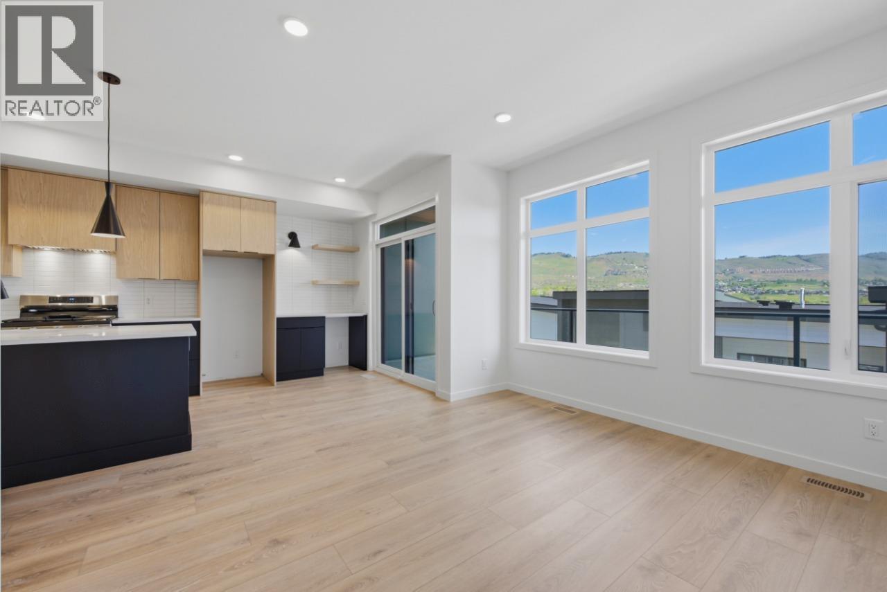 7599 Klinger Road Unit# 18, Okanagan Landing, BC - Indoor Photo Showing Kitchen