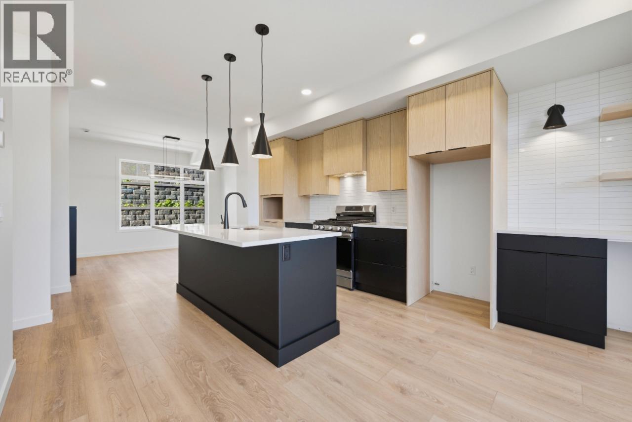 7599 Klinger Road Unit# 18, Okanagan Landing, BC - Indoor Photo Showing Kitchen With Upgraded Kitchen