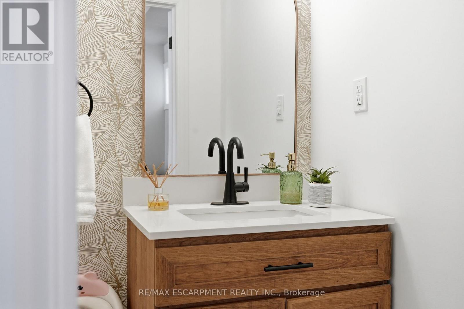 34 Baillie Street, Hamilton, ON - Indoor Photo Showing Bathroom