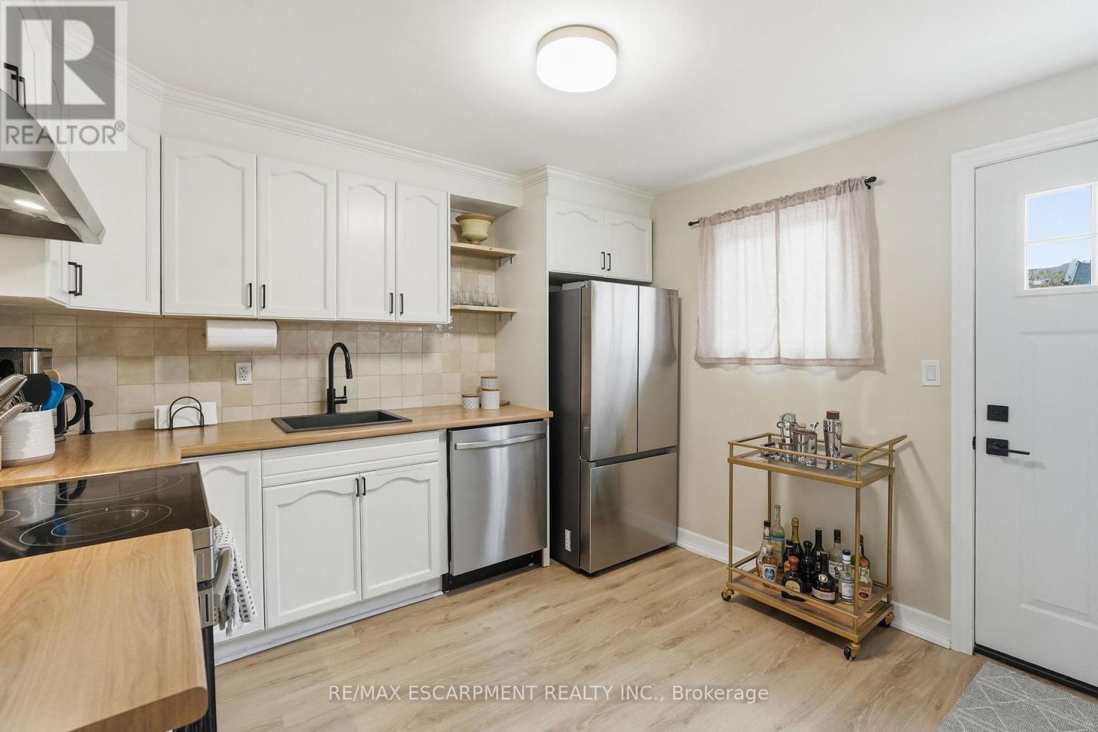 34 Baillie Street, Hamilton, ON - Indoor Photo Showing Kitchen