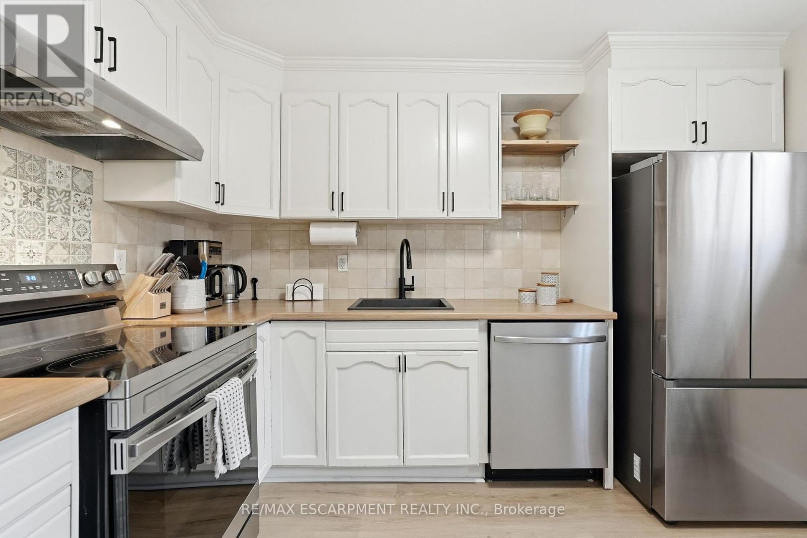34 Baillie Street, Hamilton, ON - Indoor Photo Showing Kitchen