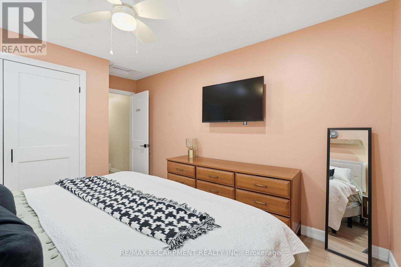 34 Baillie Street, Hamilton, ON - Indoor Photo Showing Bedroom