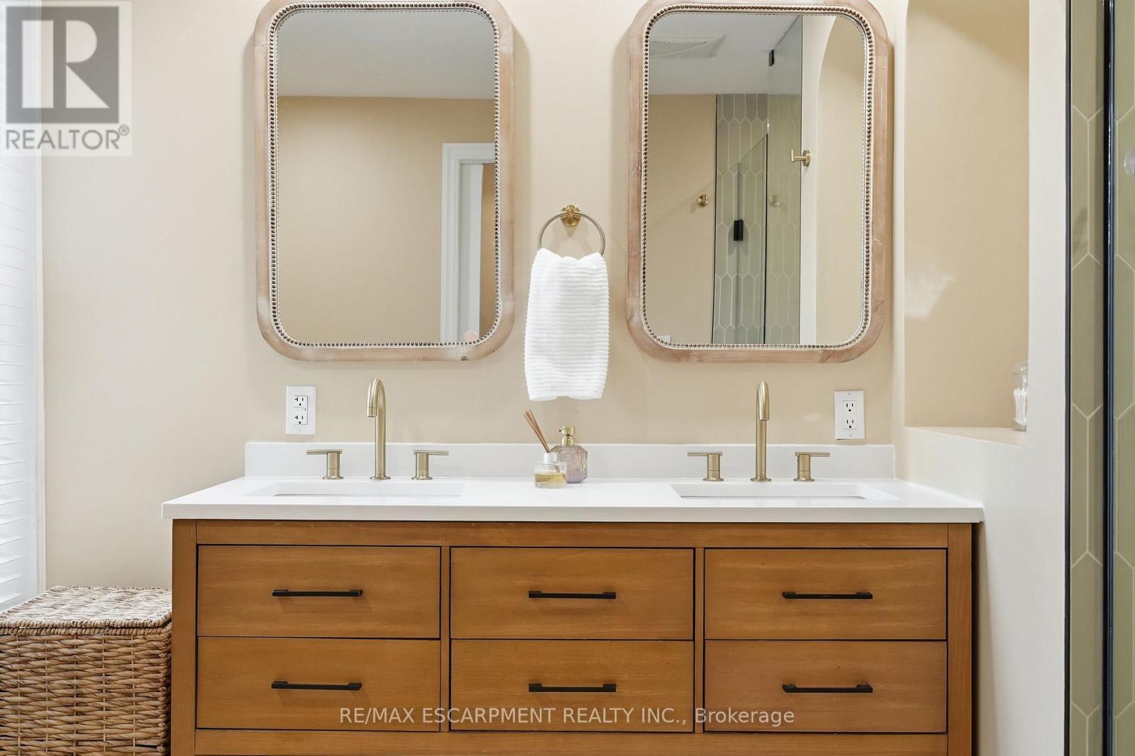 34 Baillie Street, Hamilton, ON - Indoor Photo Showing Bathroom