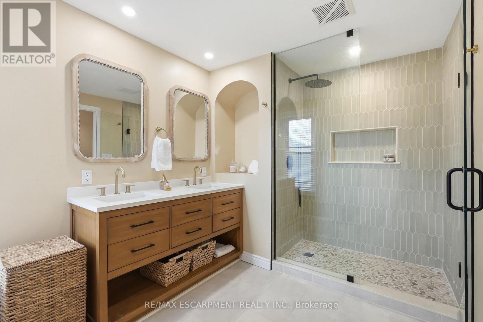 34 Baillie Street, Hamilton, ON - Indoor Photo Showing Bathroom