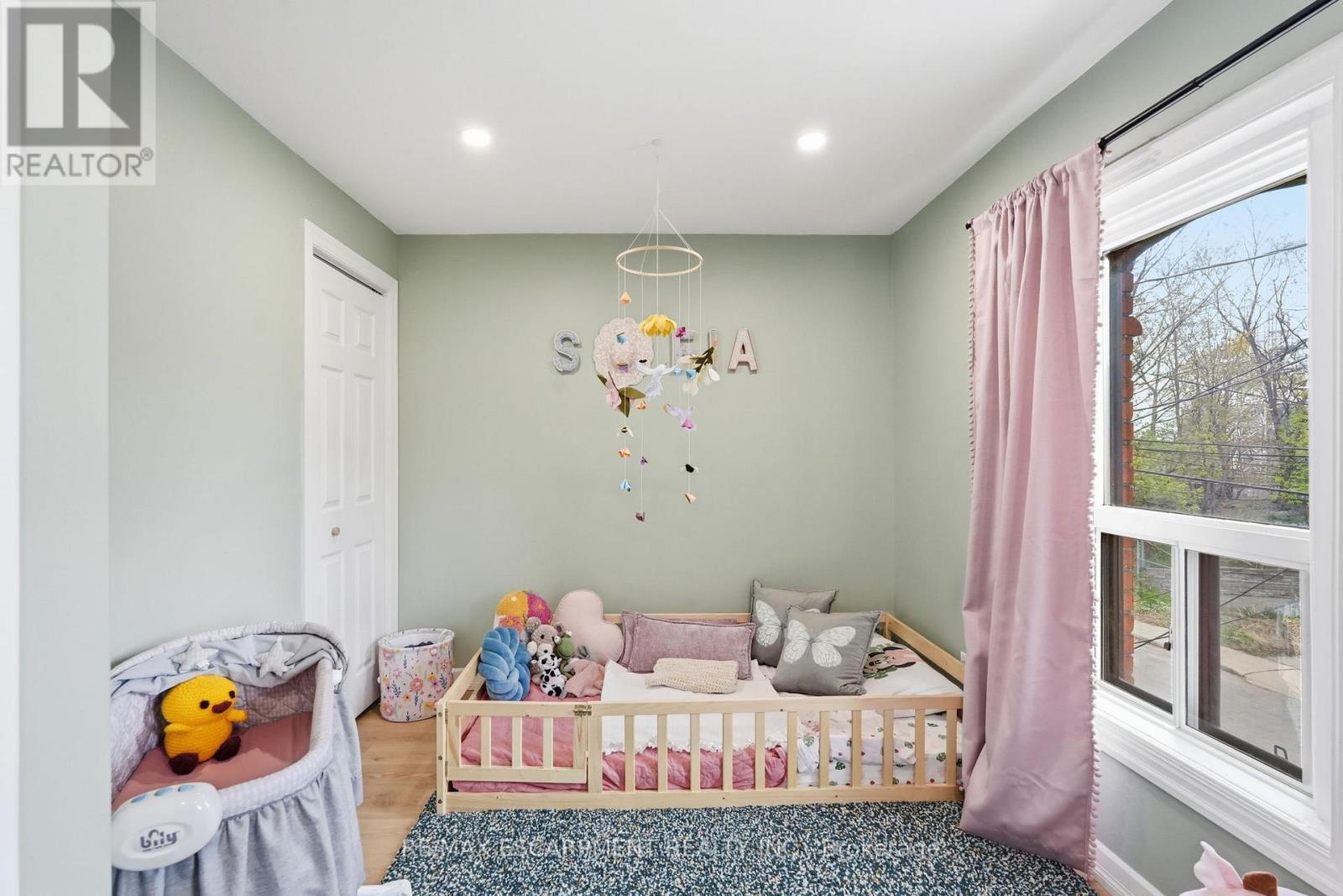 34 Baillie Street, Hamilton, ON - Indoor Photo Showing Bedroom