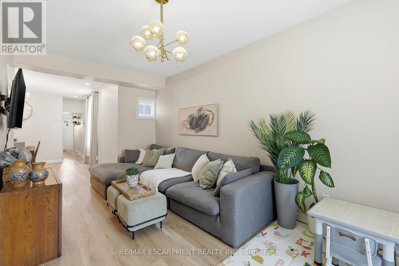 34 Baillie Street, Hamilton, ON - Indoor Photo Showing Living Room