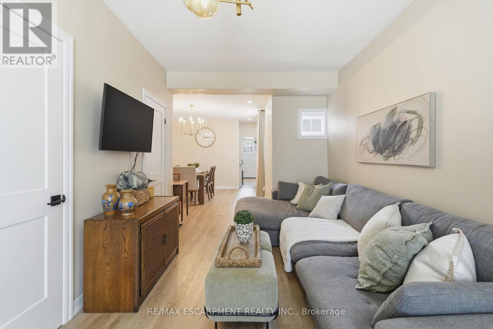 34 Baillie Street, Hamilton, ON - Indoor Photo Showing Living Room