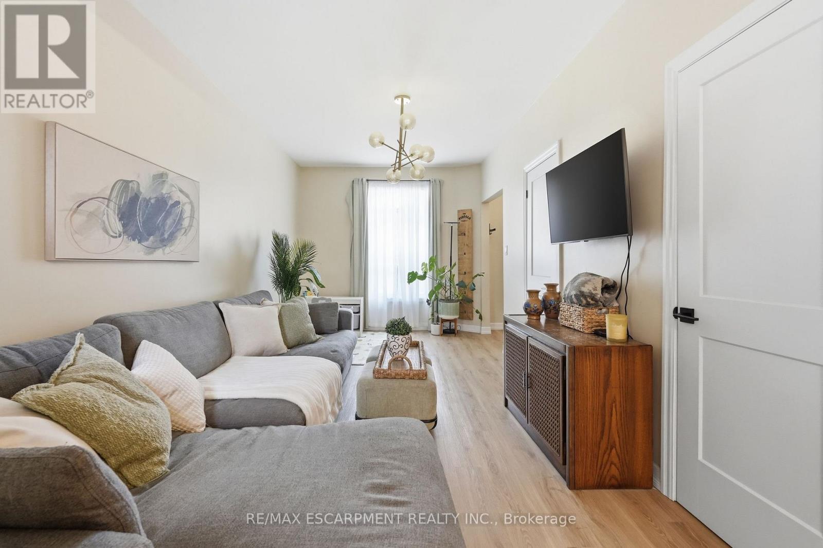 34 Baillie Street, Hamilton, ON - Indoor Photo Showing Living Room