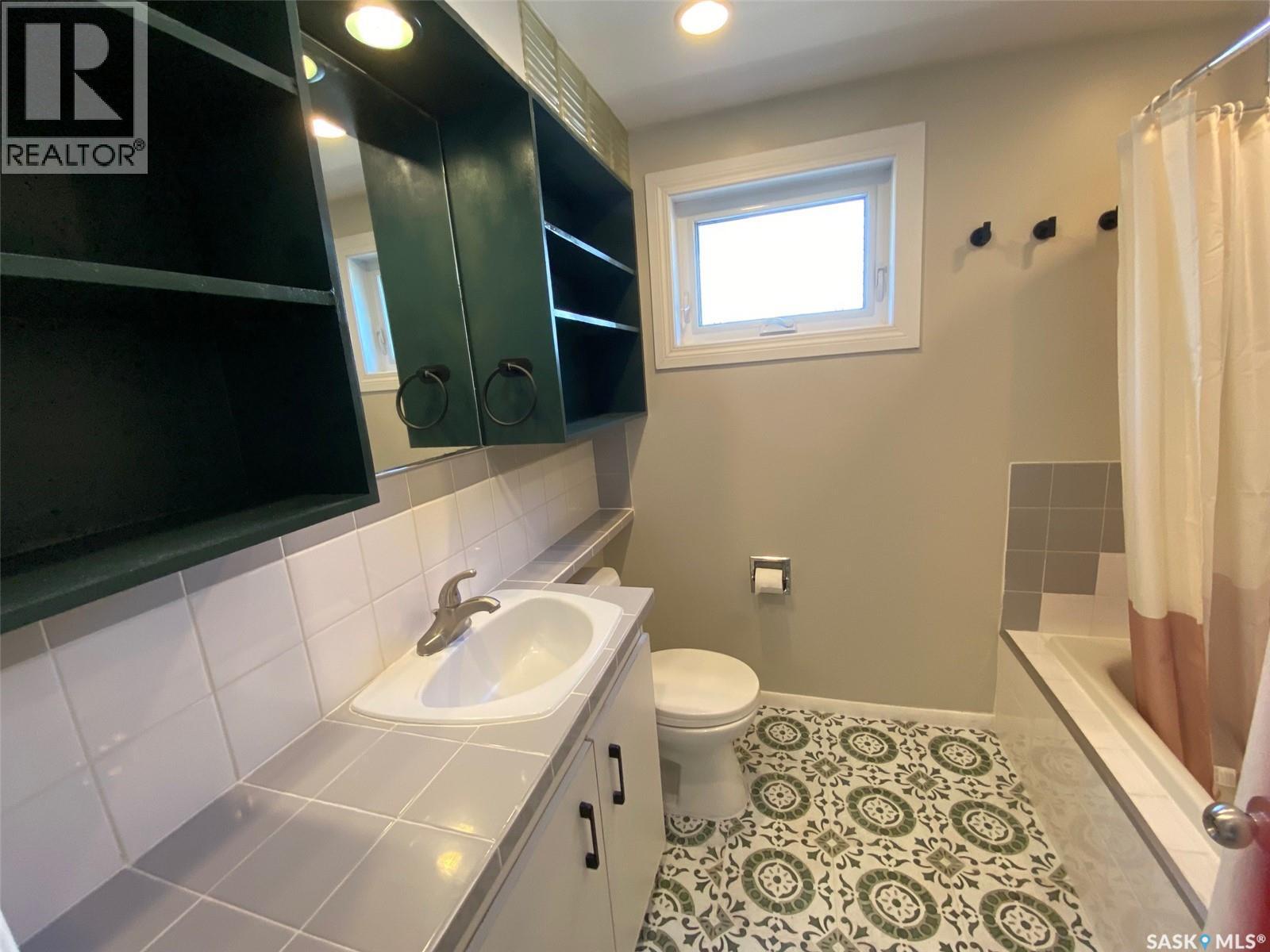 210 First Avenue, Yorkton, SK - Indoor Photo Showing Bathroom